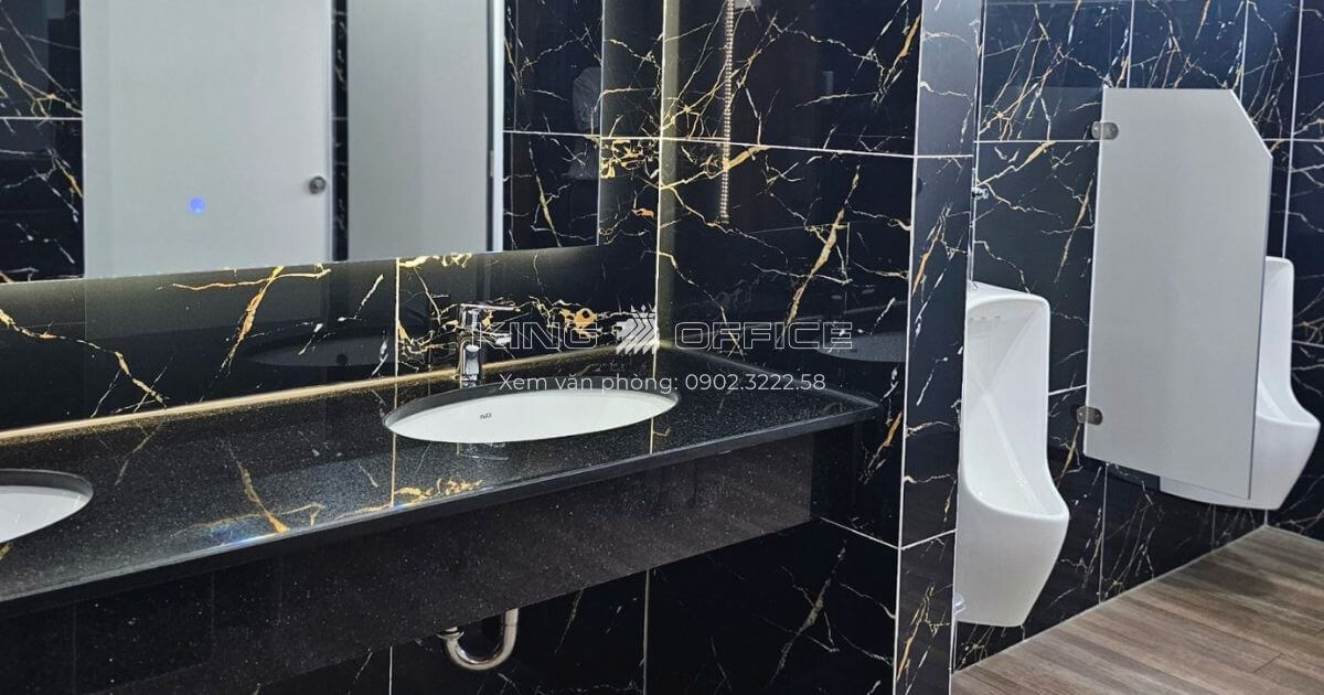 Nhà vệ sinh tòa nhà Long Tower - 101 - 103 Nguyễn Cửu Vân, Phường 17, Quận Bình Thạnh