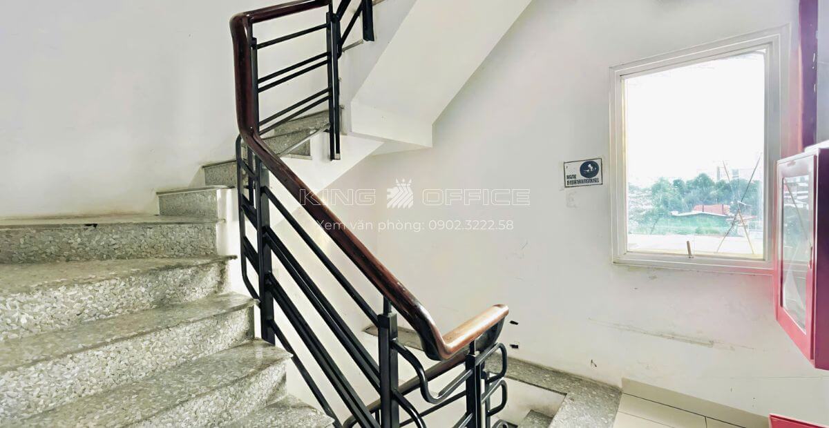 Tòa nhà 25 Office Đào Duy Anh cầu thang