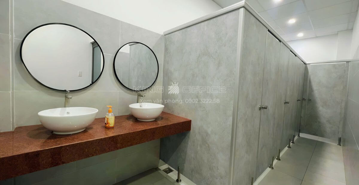 Nhà vệ sinh tòa nhà Trường Thịnh Building Quận 5 rộng rãi